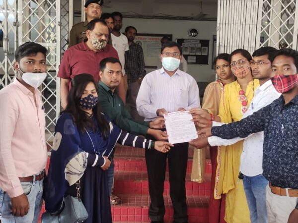 अपनी तीन सूत्री मांगो को लेकर सैकड़ों मनरेगा अधिकारीयों एवं कर्मचारियों ने किया धरना प्रदर्शन