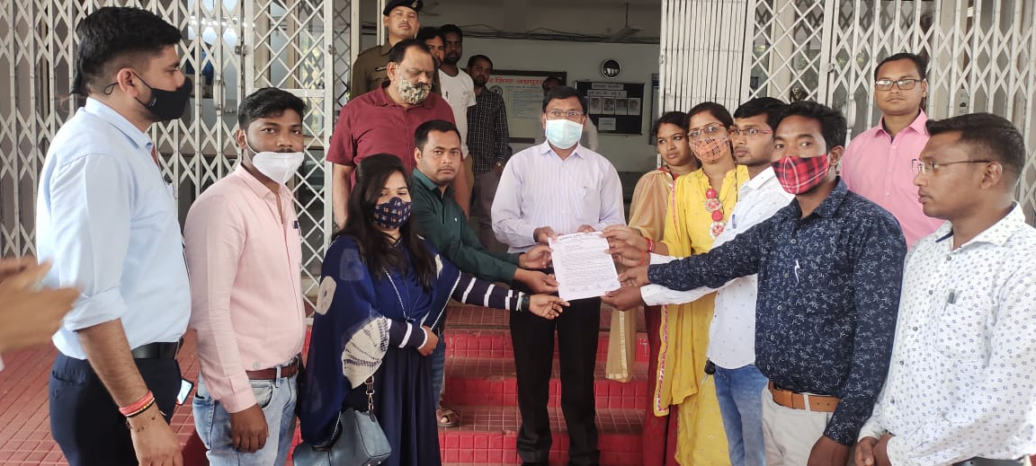 अपनी तीन सूत्री मांगो को लेकर सैकड़ों मनरेगा अधिकारीयों एवं कर्मचारियों ने किया धरना प्रदर्शन