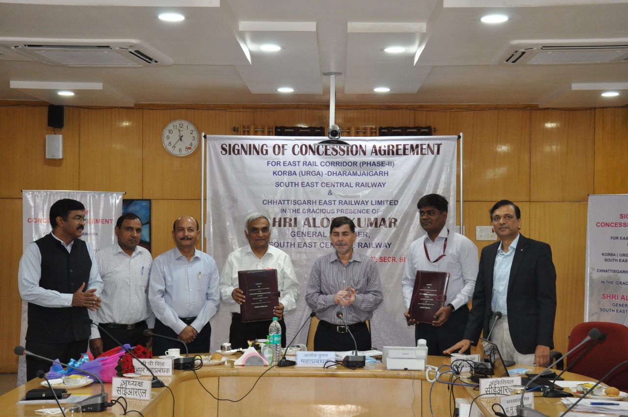 कोरबा (उरगा) से धर्मजयगढ़ तक रेलवे लाईन बिछाए जाने के लिए  दक्षिण पूर्व मध्य रेलवे एवं छत्तीसगढ़ ईस्ट रेलवे लिमिटेड के मध्य कन्शेसन एग्रीमेन्ट पर हस्ताक्षर
