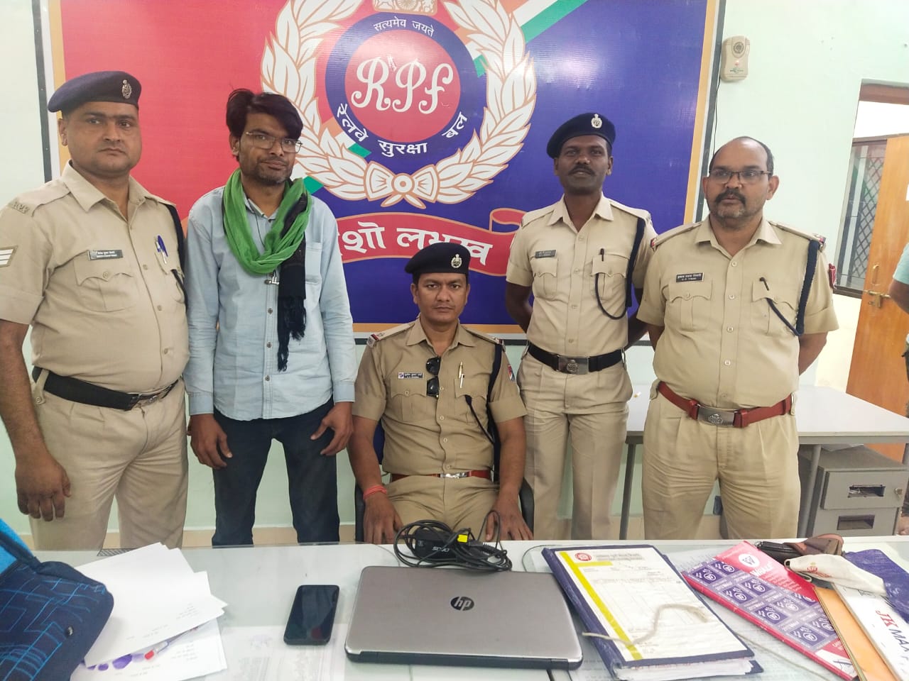 रेलवे के ई टिकिट के अवैध व्यापार करने वालों के विरूद्व अभियान रतनपुर के अमीन कम्प्यूटर में आरपीएफ का छापा