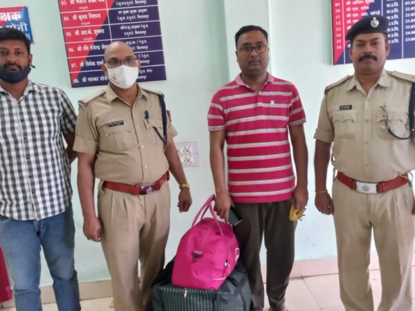 कोलकाता के अमर दत्ता का हजारों का कैमरा बिलासपुर स्टेशन में छूटा यात्री की सूचना पर आरपीएफ ने तत्काल कैमरा टीम के साथ स्टेशन से बरामद कर यात्री को सुपुर्द किया