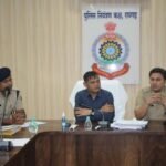 रेंज आईजी रायगढ़ पहुंच  ‍लिये पुलिस राजपत्रित अधिकारियों के साथ थाना, चौकी प्रभारियों की मीटिंग….