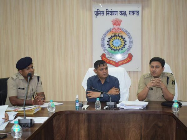 रेंज आईजी रायगढ़ पहुंच  ‍लिये पुलिस राजपत्रित अधिकारियों के साथ थाना, चौकी प्रभारियों की मीटिंग….