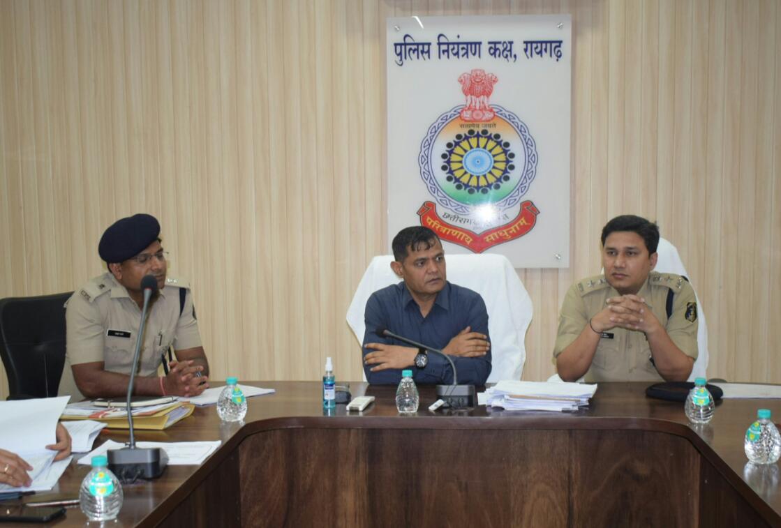 रेंज आईजी रायगढ़ पहुंच  ‍लिये पुलिस राजपत्रित अधिकारियों के साथ थाना, चौकी प्रभारियों की मीटिंग….