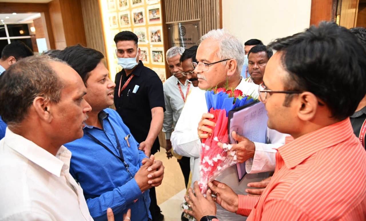 मुख्यमंत्री से विधानसभा में मुलाकात कर पत्रकारों ने दिया धन्यवाद एवं आभार, अधिमान्यता नवीनीकरण की अवधि 1 वर्ष से बढ़ाकर 2 वर्ष करने पर