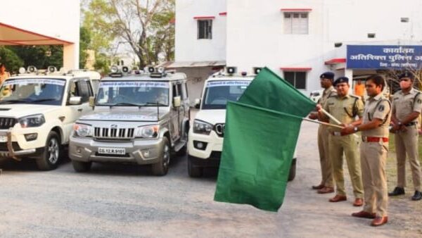 3 वाहनों को पुलिस अधीक्षक ने दिखाई हरी झंडी