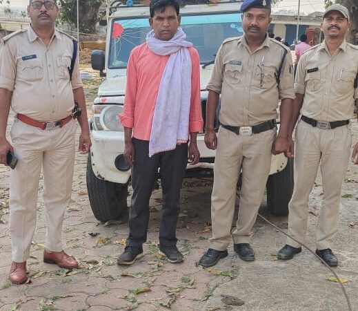 पुलिस थाना सोनहत के द्वारा अवैध रूप चोरी का करीब ढाई टन कोयला एवं एक पिकअप गाड़ी के साथ एक आरोपी गिरफतार