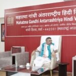 भाषा सलाहकार समिति के अध्यक्ष लक्ष्मीकांत देशमुख की हिंदी विश्वविद्यालय को भेंट<br>कुलपति प्रो. शुक्‍ल से की चर्चा