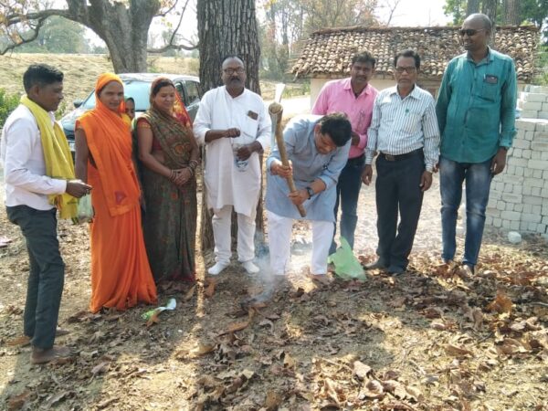 बेलतरा विधानसभा क्षेत्र के ग्राम बांका में देवस्थल में देव गड़ी निर्माण भूमि पूजन  सत्येंद्र कौशिक सांसद प्रतिनिधि ने किया