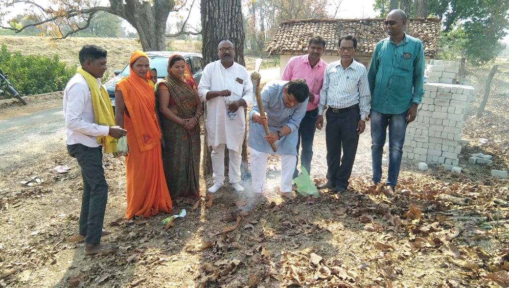 बेलतरा विधानसभा क्षेत्र के ग्राम बांका में देवस्थल में देव गड़ी निर्माण भूमि पूजन  सत्येंद्र कौशिक सांसद प्रतिनिधि ने किया