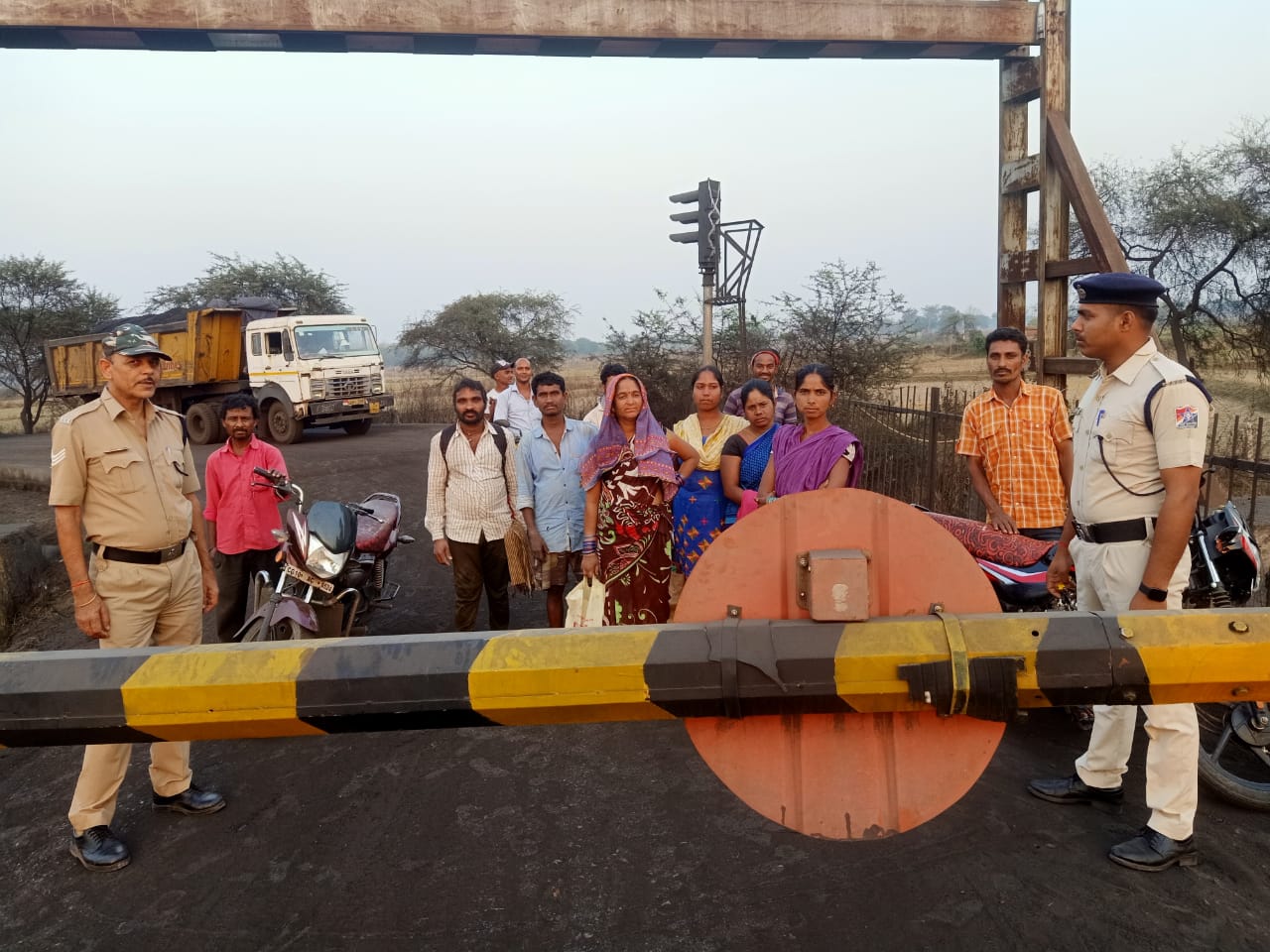 2021 में अनाधिकृत रूप से ट्रेसपास करने वाले 322 व्यक्तियों रेलवे समपार फाटकों को तोड़ने वाले कुल 16 वाहन चालक पर हुए केस दर्ज आरपीएफ भाटापारा की कार्यवाही