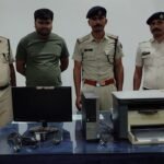 खरसिया में संदेश जनरल में आरपीएफ ने मारा छापा अवैध टिकट बनाते एक पकड़ाया