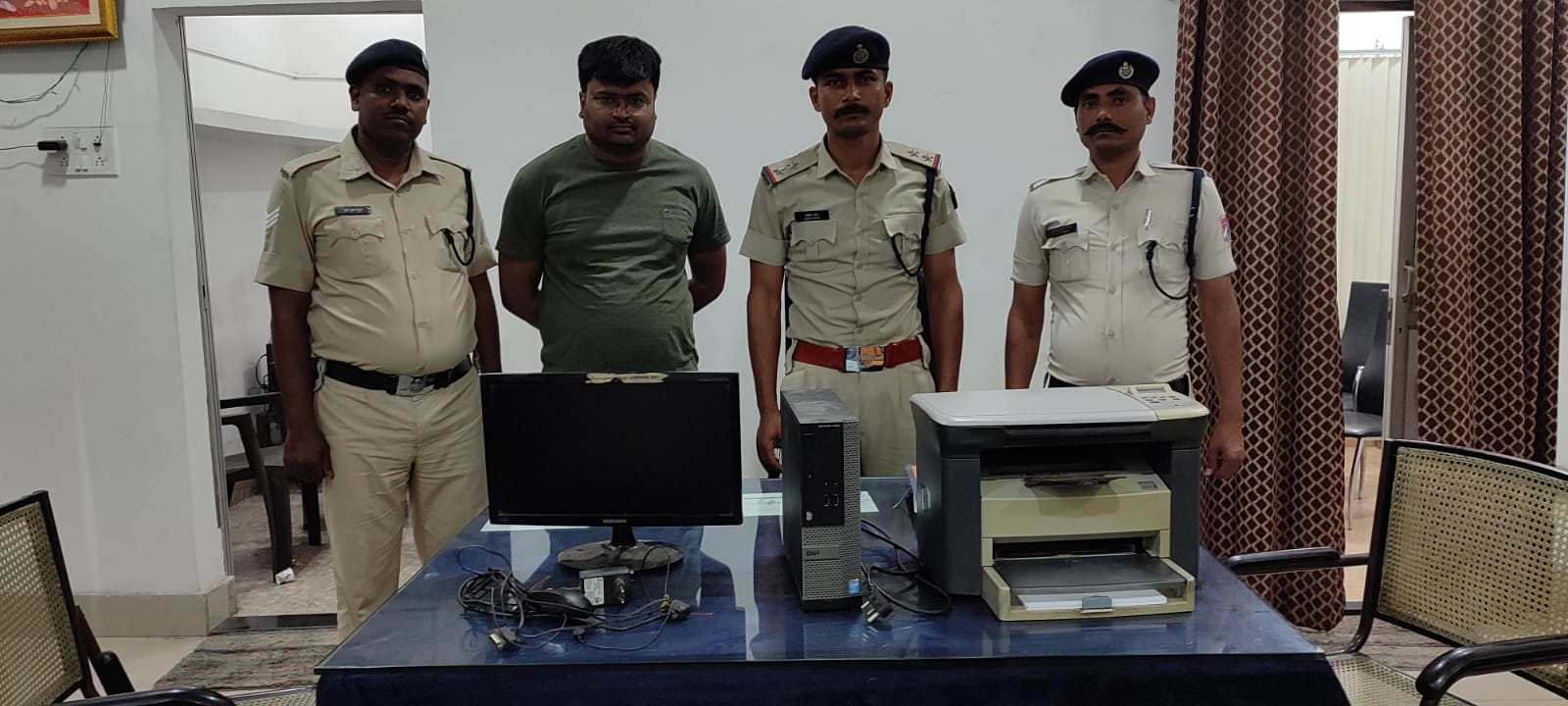 खरसिया में संदेश जनरल में आरपीएफ ने मारा छापा अवैध टिकट बनाते एक पकड़ाया