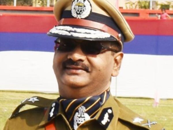 दक्षिण पूर्व मध्य रेलवे के आरपीएफ महानिरीक्षक ए. एन. सिन्हा  रेलवे सुरक्षा बल पोस्ट रायगढ़ के निरीक्षण में पहुंच रहे हैं