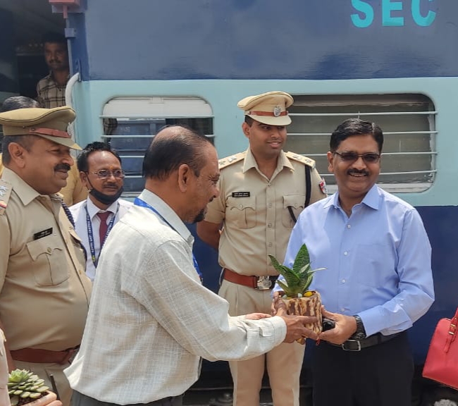पूरे एसईसीआर जोन की आरपीएफ 24 घण्टे हाई अलर्ट मोड पर, आरपीएफ का भय रेल अपराधियो में रहना चाहिए : ए. एन. सिन्हा (जोन आई जी)  आई जी ने रायगढ टीम की सराहना चोरी पर नियंत्रण रखा