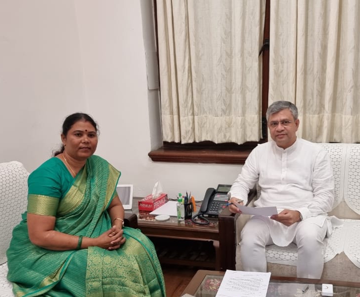 रायगढ़ – जशपुर जिले में रेल विस्तार हेतु सांसद गोमती साय मिली केंद्रीय रेलमंत्री अश्विनी वैष्णव से