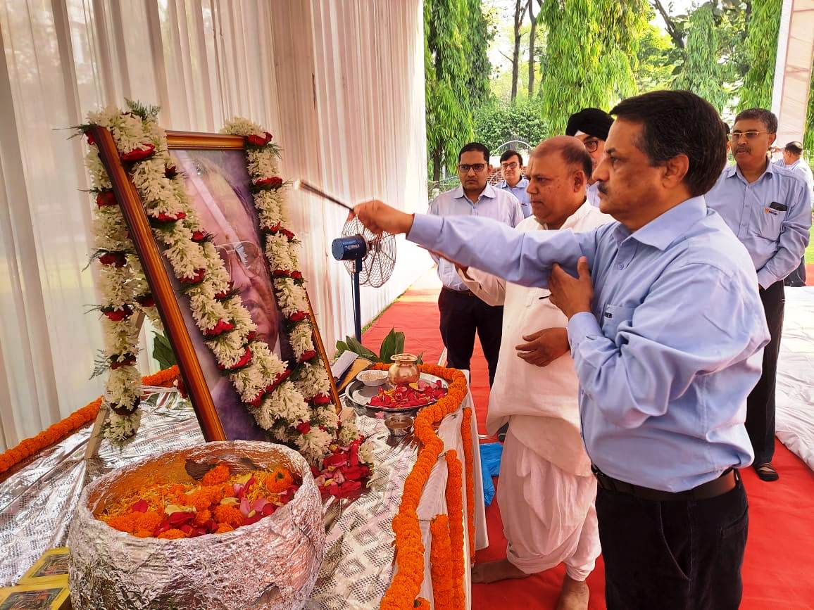17 वीं पुण्यतिथि पर श्रद्धापूर्वक याद किए गए ओमप्रकाश जिंदल पूरे दिन संयंत्र, आसपास के गांवों और शहर में हुए अनेक कार्यक्रम