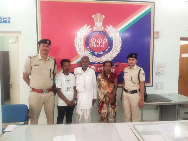 रेलवे सुरक्षा बल पोस्ट बिलासपुर द्वारा यात्रा के दौरान खोई हुई एक महिला को उनके परिवार तक पहुॅचाया गया