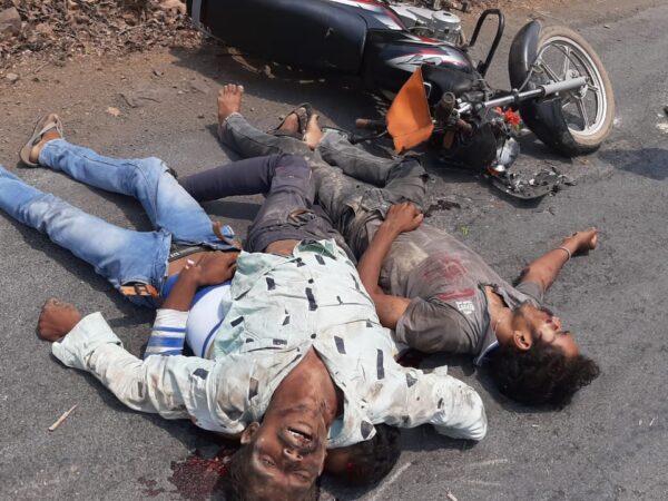 ट्रक की ठोकर से बाइक सवार तीन युवकों की मौत बरमकेला पुलिस जुटी जांच में