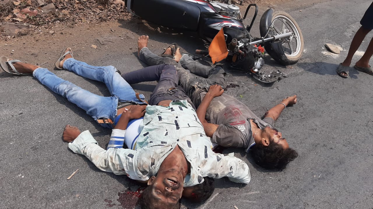 ट्रक की ठोकर से बाइक सवार तीन युवकों की मौत बरमकेला पुलिस जुटी जांच में