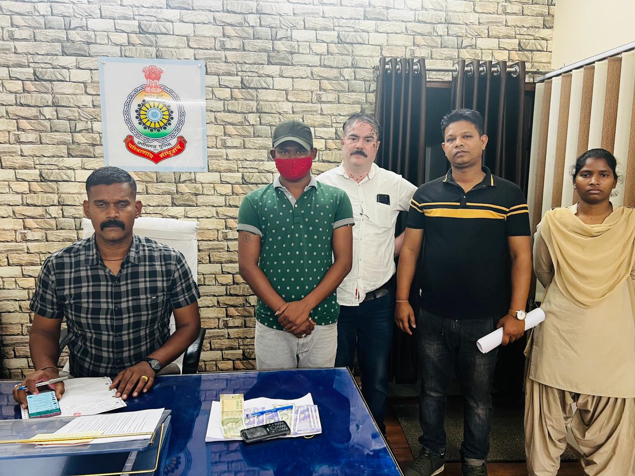 रायगढ़- आईपीएल क्रिकेट सट्टा और जुआ अड्डों पर पुलिस का छापा,20 लाख के सट्टा हिसाब के साथ 1.15 लाख नकदी , 4 टीवी, 15 मोबाइल, रिकार्डर किया जप्त