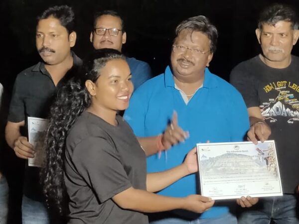 एडवेंचर स्पोर्ट्स की बेसिक ट्रेनिंग का पहले बैच के प्रशिक्षित प्रतिभागियो को संसदीय सचिव यू.डी. मिंज के हाथों प्रदान किया गया प्रमाण पत्र