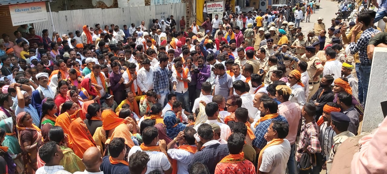 ओपी चौधरी सहित दिग्गज भाजपाइयों के नेतृत्व में हजारों कार्यकर्ताओ ने किया थाने का घेराव ,झूठी FIR से आक्रोशित हजारों भाजपाइयों ने सड़क पर उतर कर किया प्रदर्शन