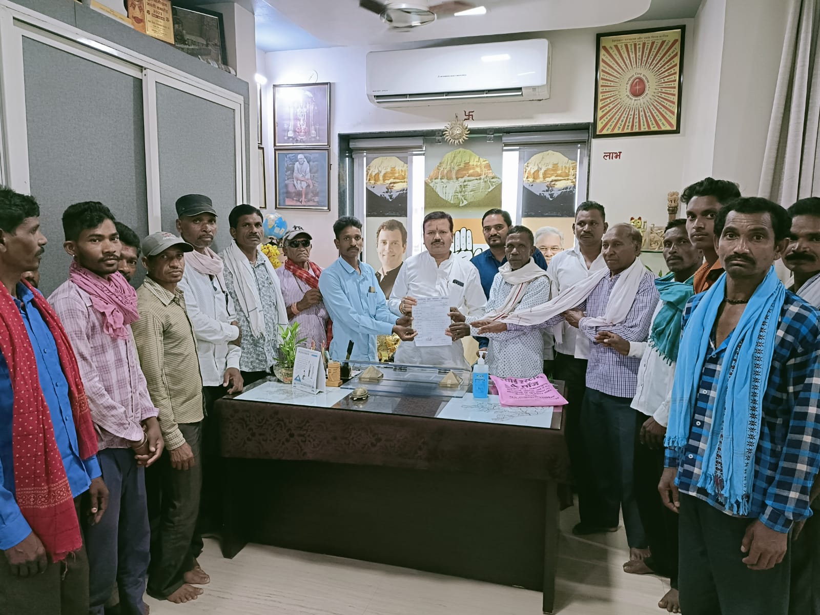 3 लाख की लागत से कौंवाझर में बनेगा आदिवासी समाज के लिए भवनसमाज के पदाधिकारियों की मांग पर संसदीय सचिव ने की राशि देने की घोषणा