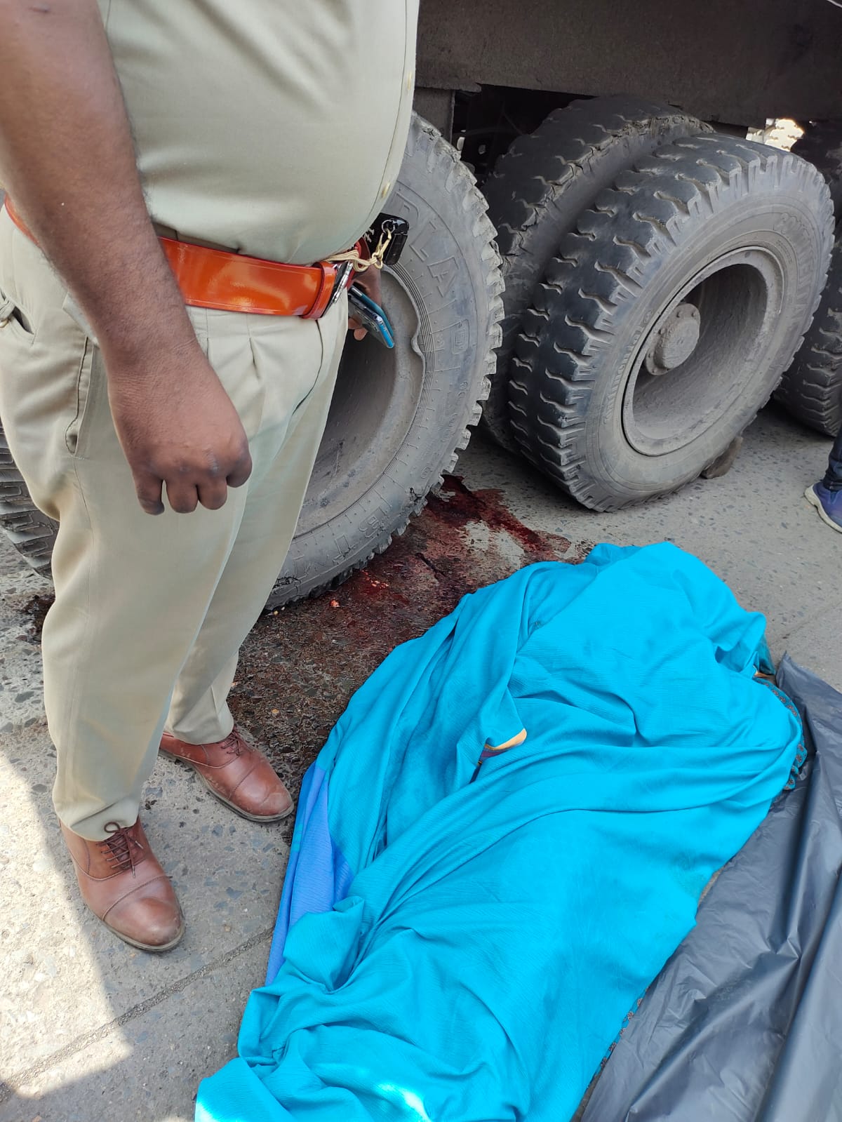 Breaking news तेज रफ्तार ट्रेलर ने बाइक सवार पति-पत्नी को मारी ठोकर, महिला की मौत, आक्रोशित लोगों ने किया चक्काजाम