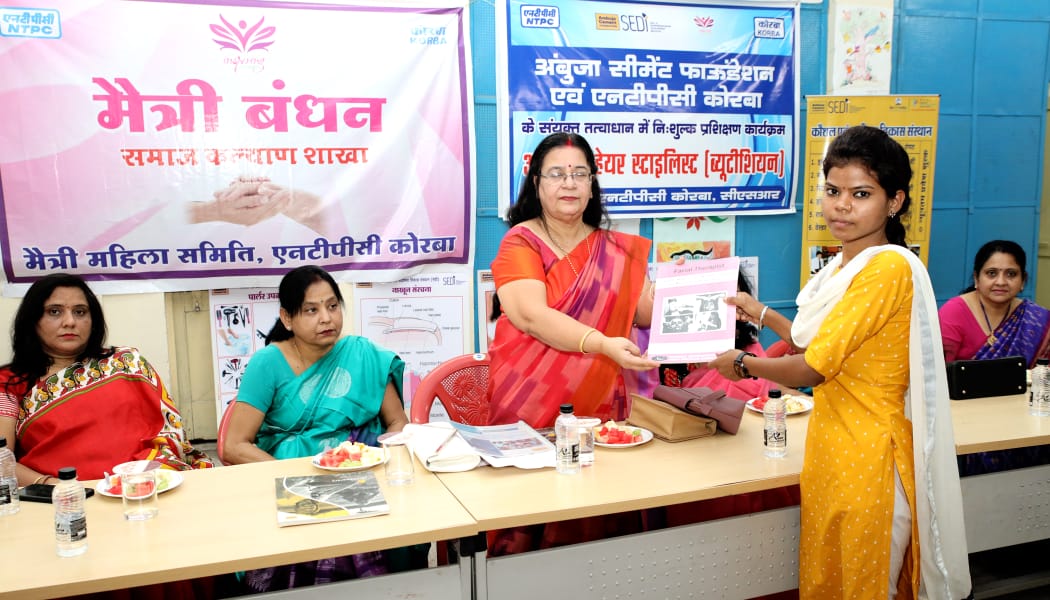 एनटीपीसी कोरबा सीएसआर के अंतर्गत स्थानीय युवतियों को ब्यूटीशियन प्रशिक्षण दे रहा
