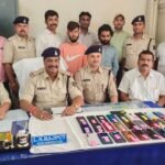 झारखंड का अंतरराज्यीय चोर गिरोह रायपुर जीआरपी के हत्थे चढ़ा आरोपियों के कब्जे से 5 लाख के 28 नग मोबाइल बरामद