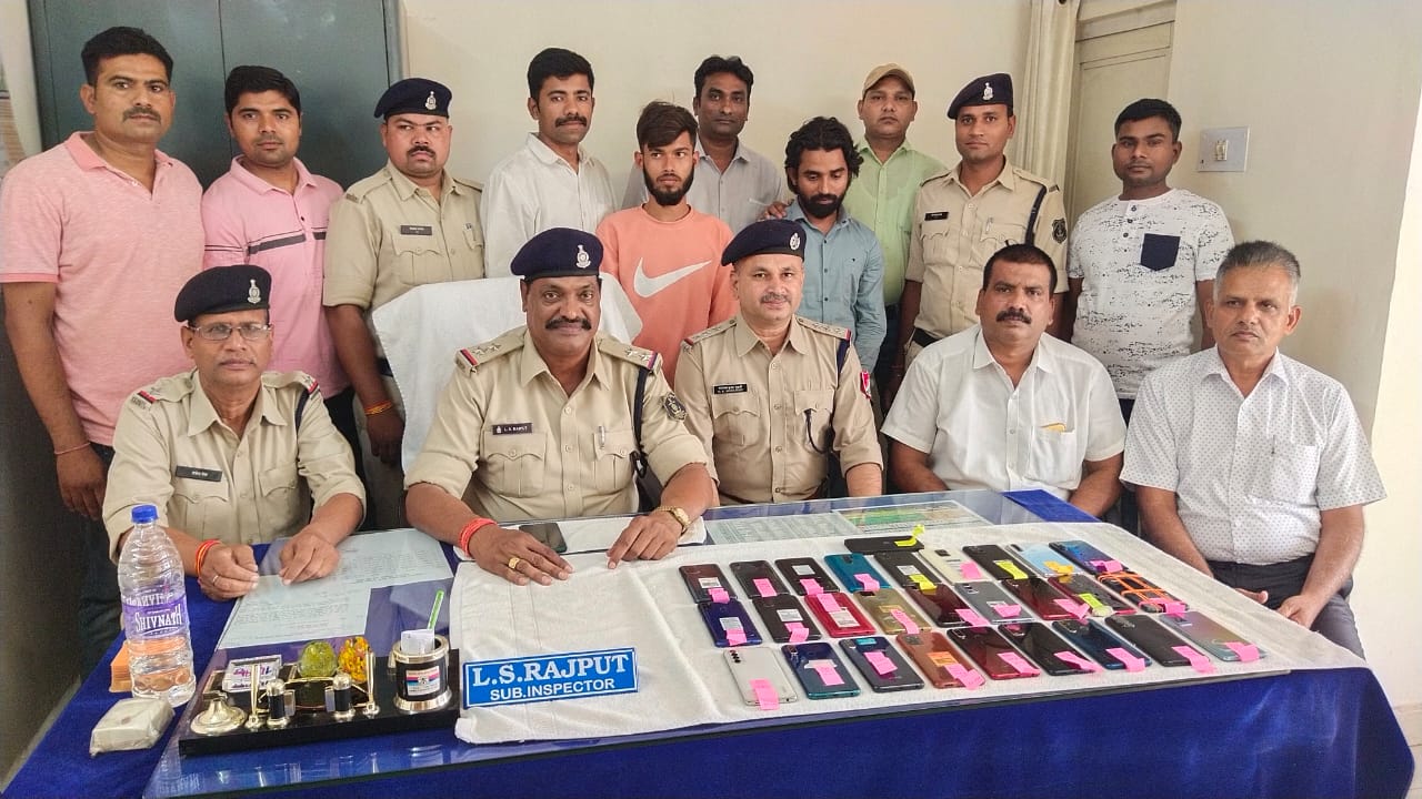 झारखंड का अंतरराज्यीय चोर गिरोह रायपुर जीआरपी के हत्थे चढ़ा आरोपियों के कब्जे से 5 लाख के 28 नग मोबाइल बरामद