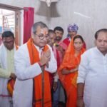 नगर विधायक शैलेष पांडेय ने कुलियों के बीच पहुंच हनुमान जन्मोत्सव मनाया