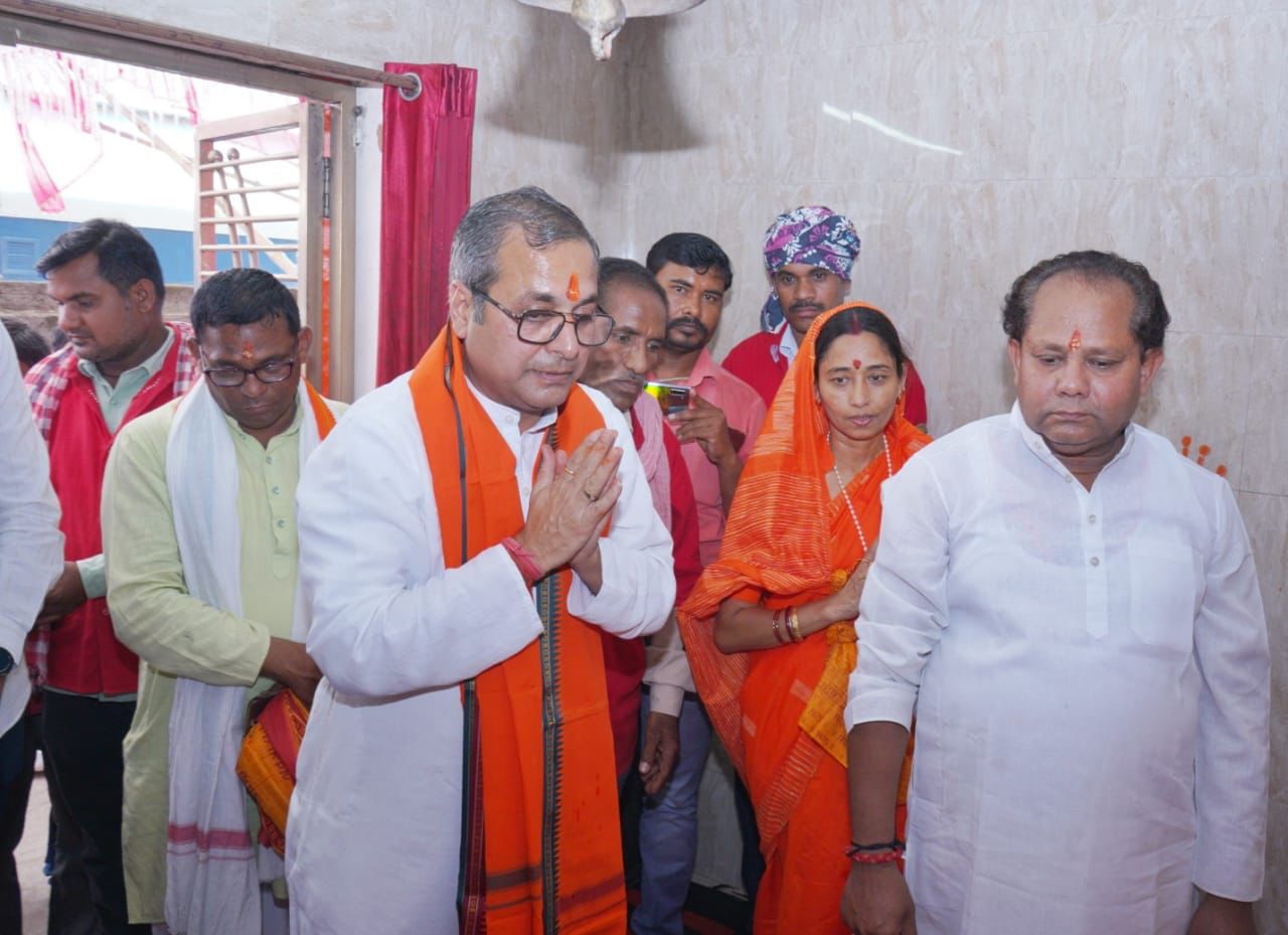 नगर विधायक शैलेष पांडेय ने कुलियों के बीच पहुंच हनुमान जन्मोत्सव मनाया