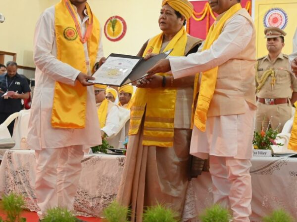 गुरू घासीदास केन्द्रीय विश्वविद्यालय के 9 वें दीक्षांत समारोह में अनिमेष शुक्ला को महामहिम के हाथों गोल्ड मेडल मिला 141 उत्कृष्ट विद्यार्थियों को गोल्ड मेडल तथा 81 विद्यार्थियों को पीएचडी की उपाधि प्रदान की