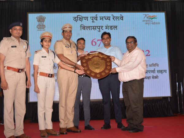 67 वां रेल सप्ताह समारोह में रेलवे सुरक्षा बल के स्टॉफ को मिला DRM अवॉर्ड, RPF पोस्ट बिलासपुर भास्कर सोनी की टीम को मिला बेस्ट पोस्ट सुरक्षा शील्ड