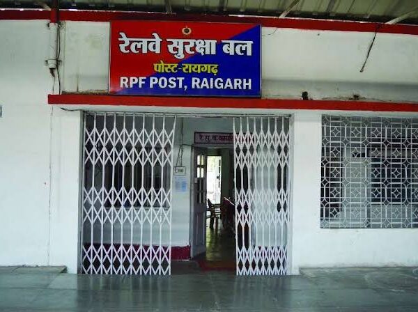 ट्रेनों में भीख मांगते तीन किन्नर आरपीएफ के हत्थे चढे
