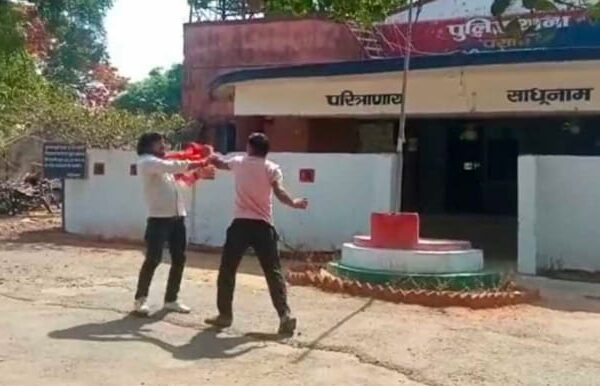 कोरबा : पुलिस ने आरोपी को नहीं छोड़ा तो उपसरपंच के पुत्र ने साथियों के साथ मिलकर की थाना प्रभारी से मारपीट