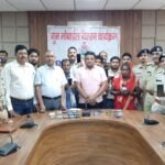 सूरजपुर पुलिस ने 5 लाख कीमत के गुम हुए 30 मोबाईल बरामद कर संबंधित को सौंपा,<br>लगातार जारी रहेगा अभियान- पुलिस अधीक्षक सूरजपुर