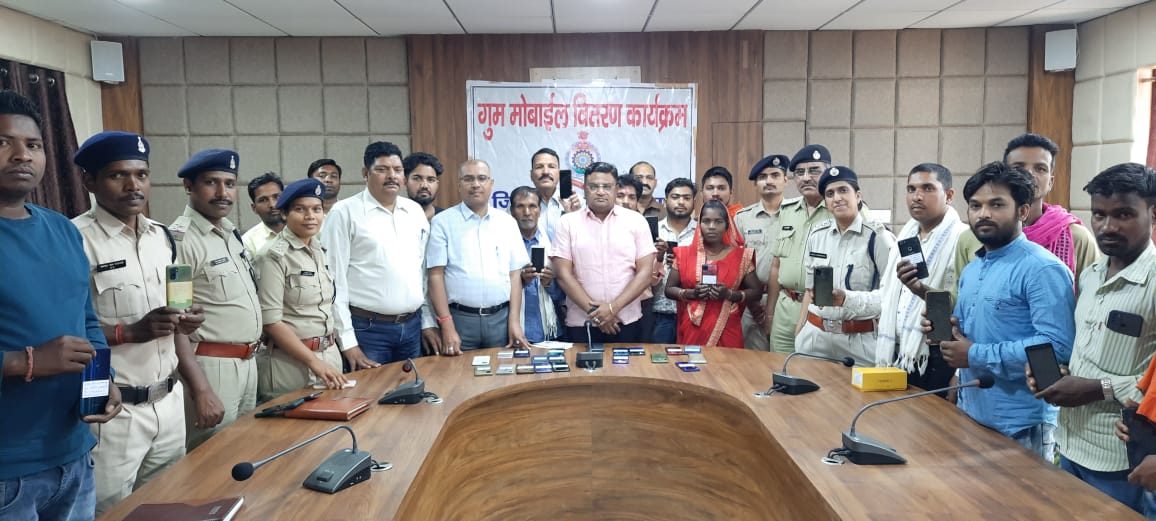 सूरजपुर पुलिस ने 5 लाख कीमत के गुम हुए 30 मोबाईल बरामद कर संबंधित को सौंपा,लगातार जारी रहेगा अभियान- पुलिस अधीक्षक सूरजपुर