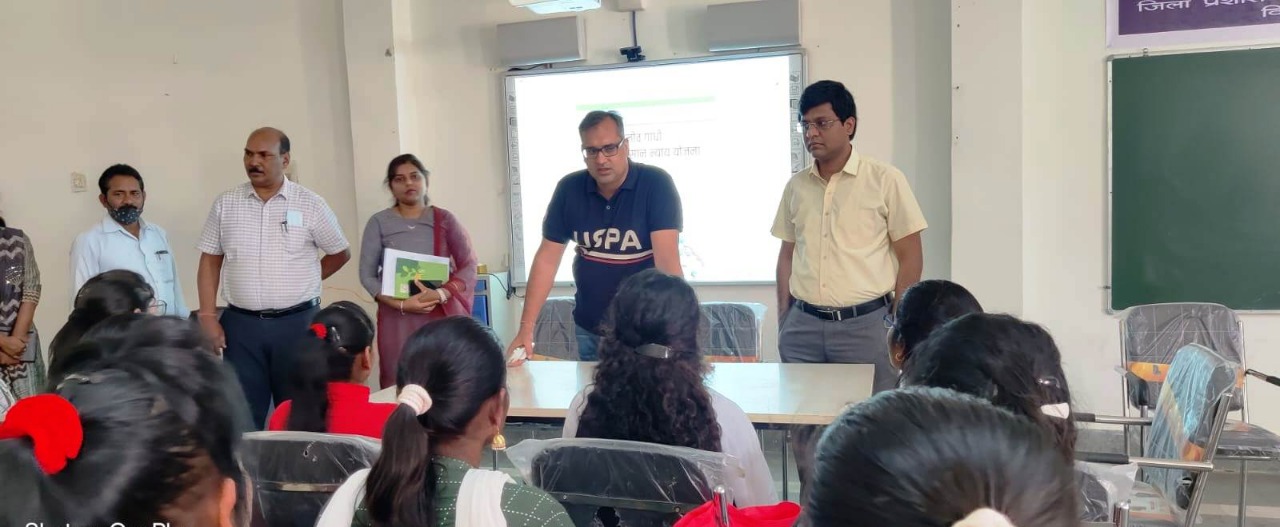 कलेक्टर पहुंचे लैलूंगा, मुख्यमंत्री युवा केन्द्र का किया निरीक्षण