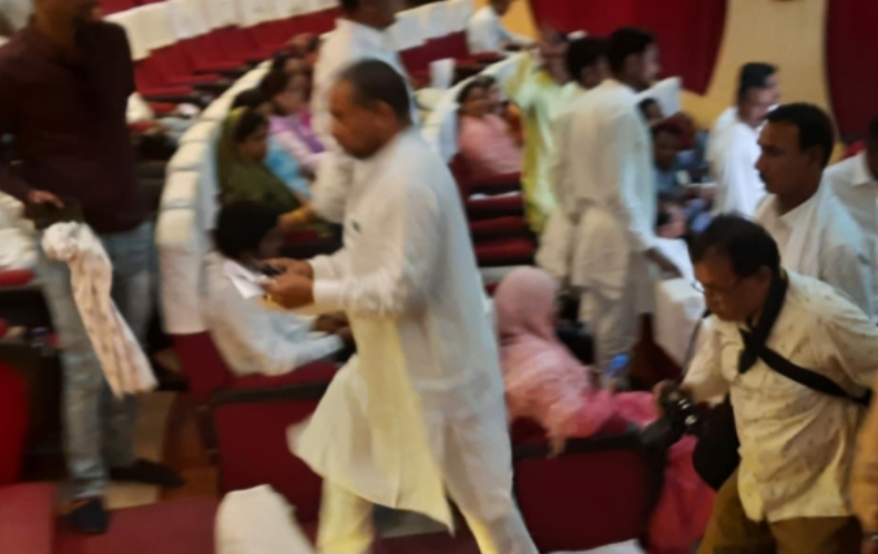 निगम की कार्यवाही में हंगामा, राजेश सिंह के प्रश्नों का जवाब देने से महापौर  यादव को कांग्रेस पार्षद रामा ने रोका जिससे 1 घंटे के लिए सदन से बाहर किया