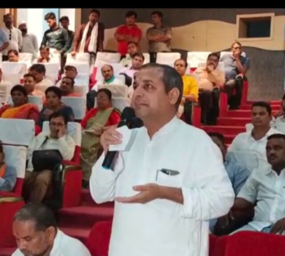 नगर विधायक शैलेष पांडेय ने निगम की सामान्य सभा की बैठक में वार्डों के विकास के लिए 2 करोड़ देने की घोषणा की, पार्षदों ने स्वागत किया