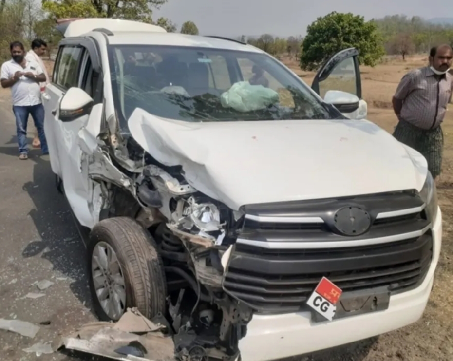 केंदा में पूर्व विधायक उईके और चकरभाठा के कांग्रेस नेता विजय वर्मा की कार में हुई टक्कर