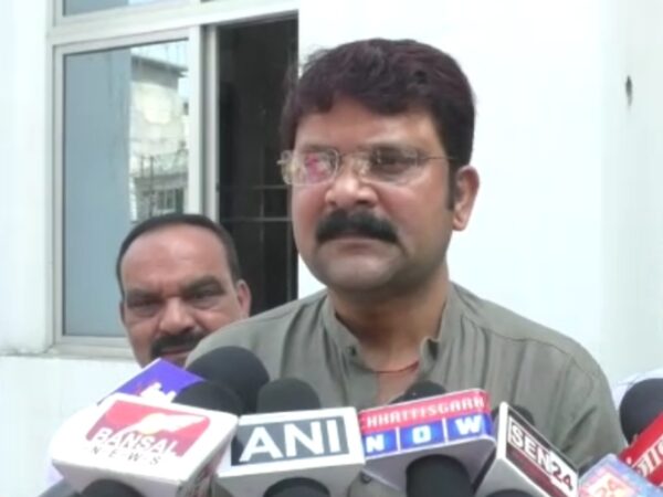 ब्रेकिंग न्यूज़- विधायक प्रकाश नायक ने पुत्र और अन्य साथियों के साथ कोतवाली थाने पहुँच कर कराया सरेंडर