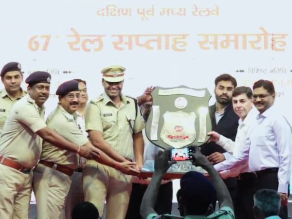 67 वां रेल सप्ताह समारोह में वरिष्ठ मंडल सुरक्षा आयुक्त ऋषि कुमार शुक्ला को मिला महाप्रबंधक पुरस्कार जोनल स्तर पर RPf बिलासपुर को सुरक्षा शिल्ड महाप्रबंधक आलोक कुमार ने प्रदान किया प्रधान मुख्य सुरक्षा आयुक्त ए एन सिन्हा भी उपस्थित रहे