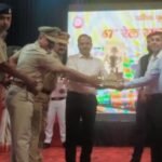 वेस्ट आरपीएफ पोस्ट का शिल्ड रेलवे सुरक्षा बल पोस्ट रायपुर को निरीक्षक मनोरंजन कुमार मुखर्जी को जीएम आलोक कुमार ने सौपा शील्ड
