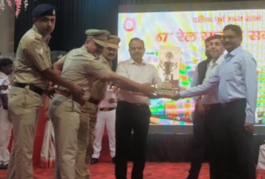 वेस्ट आरपीएफ पोस्ट का शिल्ड रेलवे सुरक्षा बल पोस्ट रायपुर को निरीक्षक मनोरंजन कुमार मुखर्जी को जीएम आलोक कुमार ने सौपा शील्ड