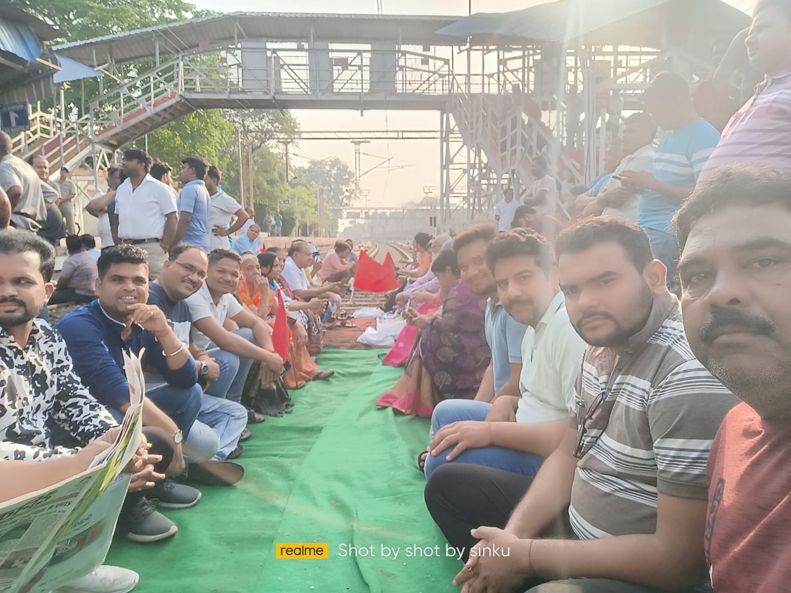 ब्रेकिंग न्यूज़- ब्रजराजगर में ट्रेनों के ठहराव को लेकर डेढ़ हजार आंदोलनकारी पटरी पर बैठे,  जगह जगह ट्रेनें खड़ी यात्री हुए हलाकान, सुरक्षा के कड़े बन्दोबस्त