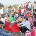 न्यूज़ 2- ब्रजराजगर रेल रोको  आंदोलन को सीनियर सिटीजन कमेटी ने जायज ठहराया, लॉ एंड ऑर्डर की स्थिति पूरी तरह कन्ट्रोल में  हालांकि अप्रिय स्थिति न हो इस पर हमारी नजर –  (वरिष्ठ मण्डल सुरक्षा आयुक्त ऋषि कुमार शुक्ला)